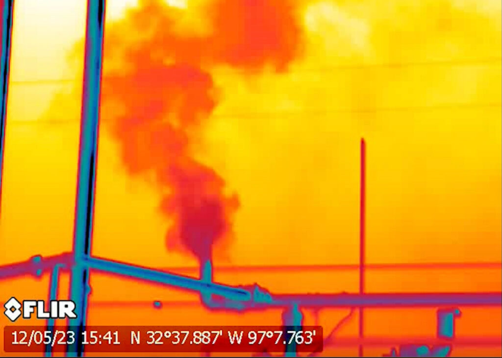 Imágenes infrarrojas registradas por Tim Doty muestran las emisiones de sitios de perforación de TotalEnergies en Arlington, Texas.